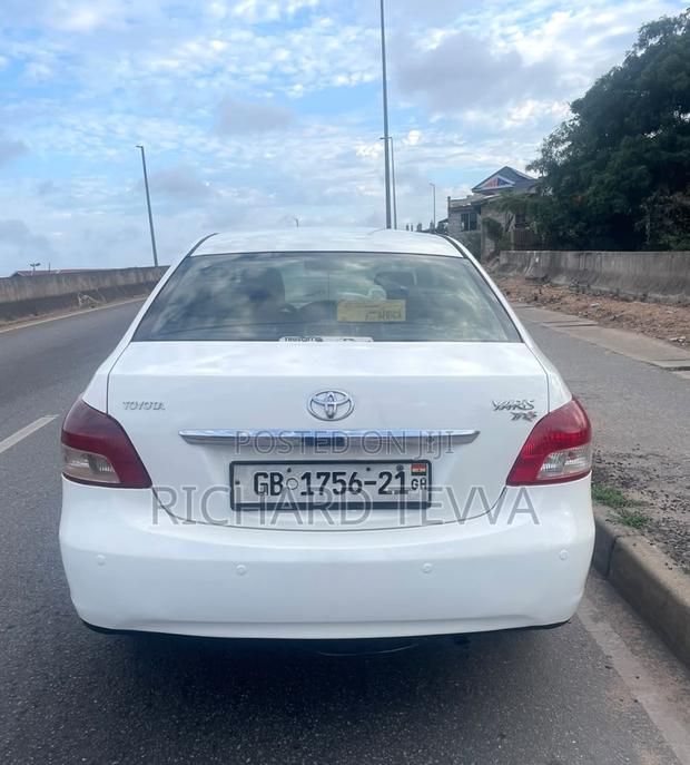 Toyota Yaris Base Sedan 4dr 2010 White
