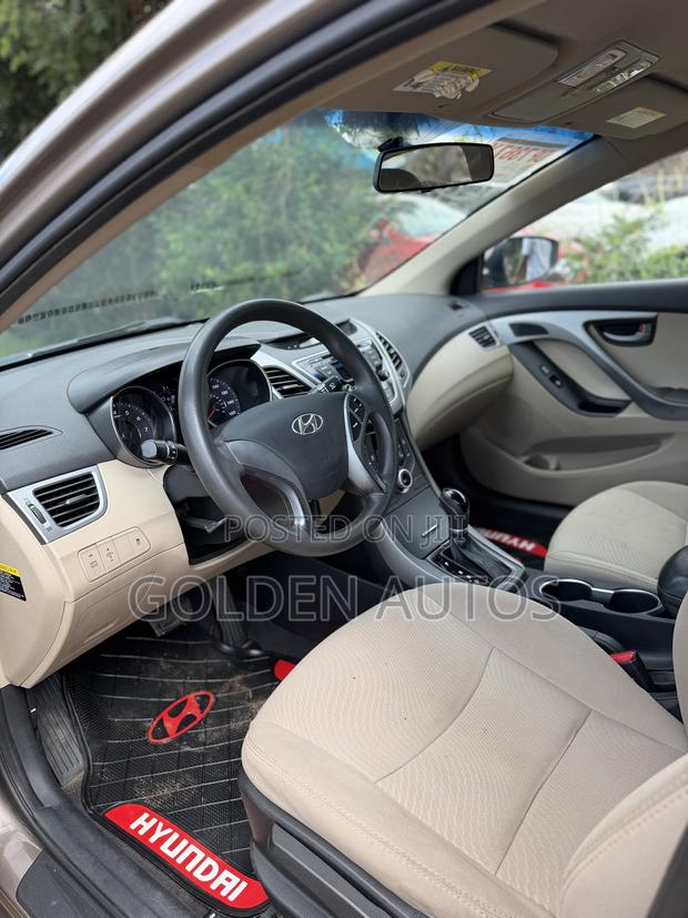 Hyundai Elantra SE Sedan FWD (1.8L 4cyl 6M) 2016 Ivory