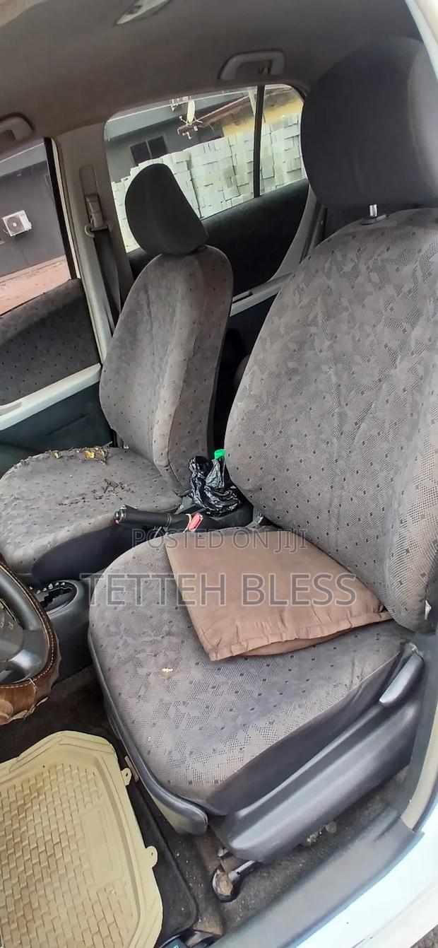 Toyota Vitz 2010 White