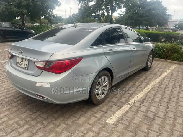 Hyundai Sonata GLS Sedan FWD (2.4L 4cyl 6A) 2013