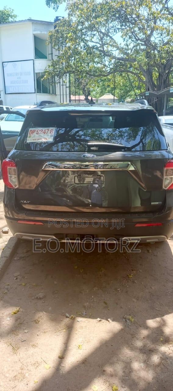 Ford Explorer XLT 4x4 2020 Gray