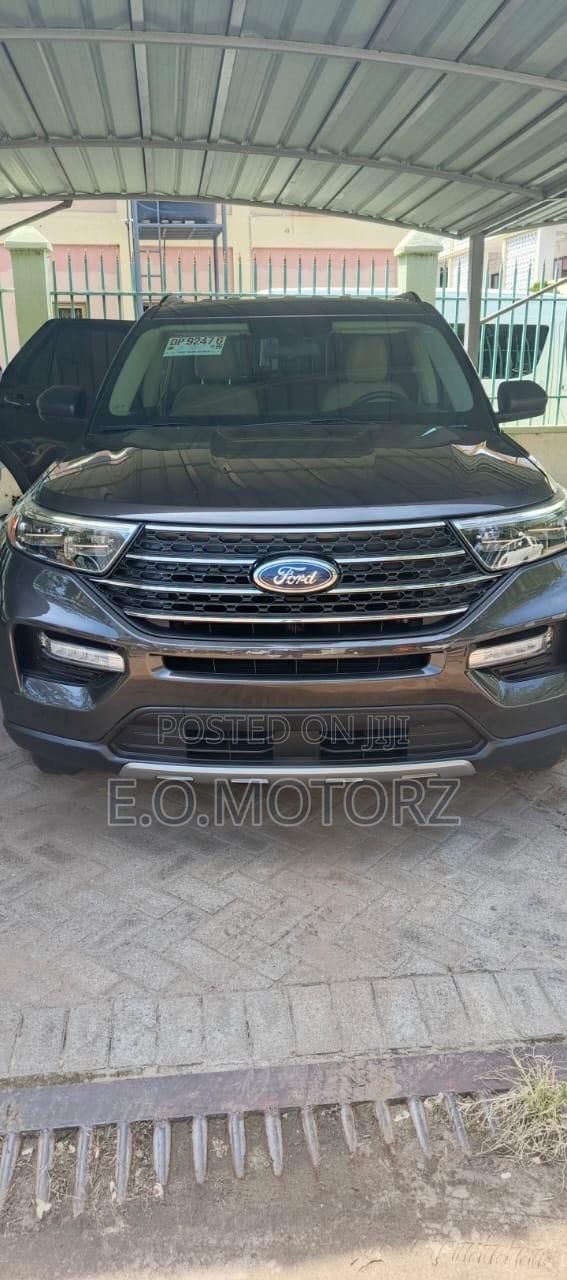 Ford Explorer XLT 4x4 2020 Gray