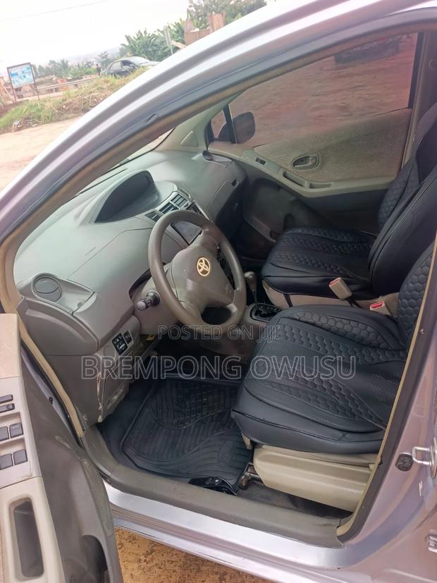 Toyota Vitz 2010 Silver
