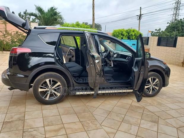 Toyota RAV4 XLE FWD (2.5L 4cyl 6A) 2017 Black