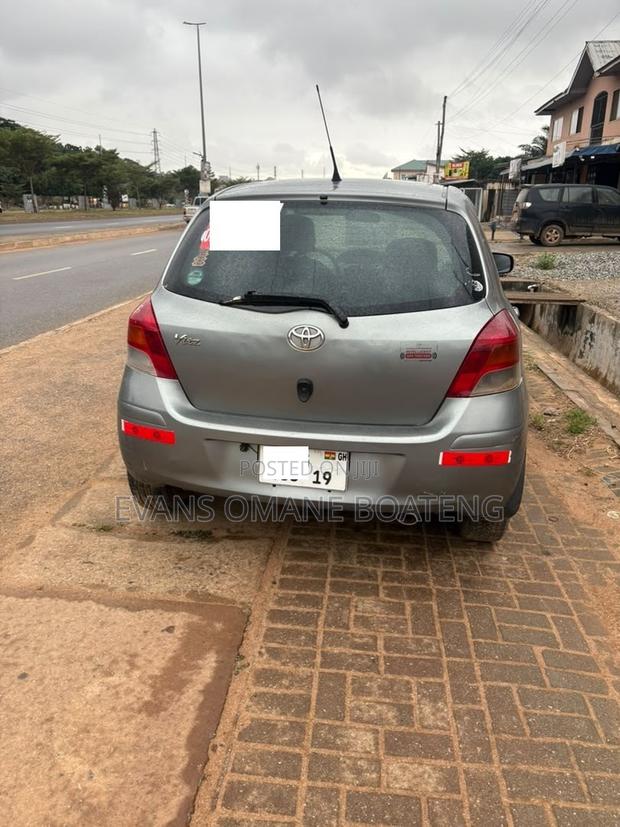 Toyota Vitz 2009 Gray