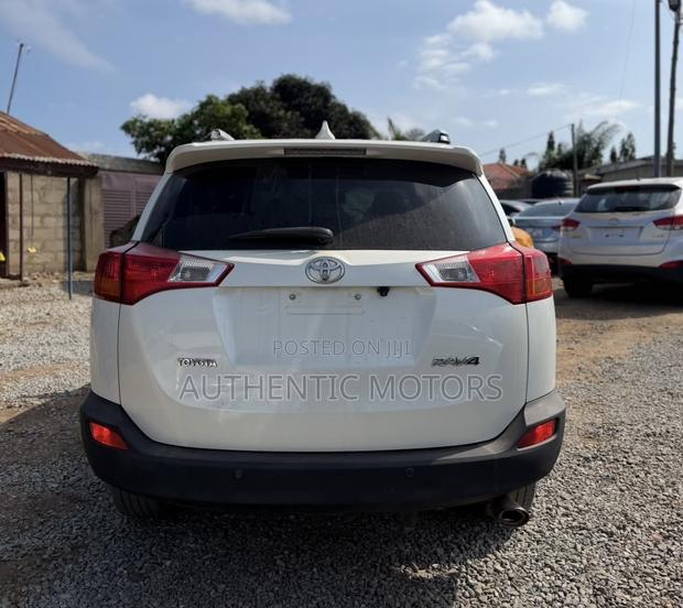 Toyota RAV4 XLE 4dr SUV AWD (2.5L 4cyl 6A) 2015 White