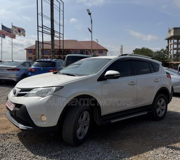 Toyota RAV4 XLE 4dr SUV AWD (2.5L 4cyl 6A) 2015 White