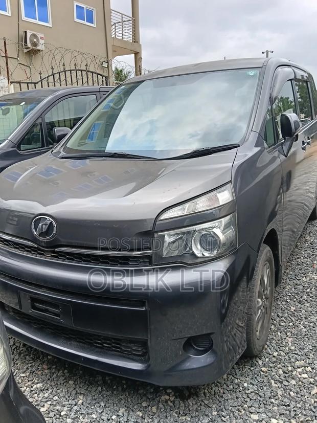 Toyota Voxy 2010 Black