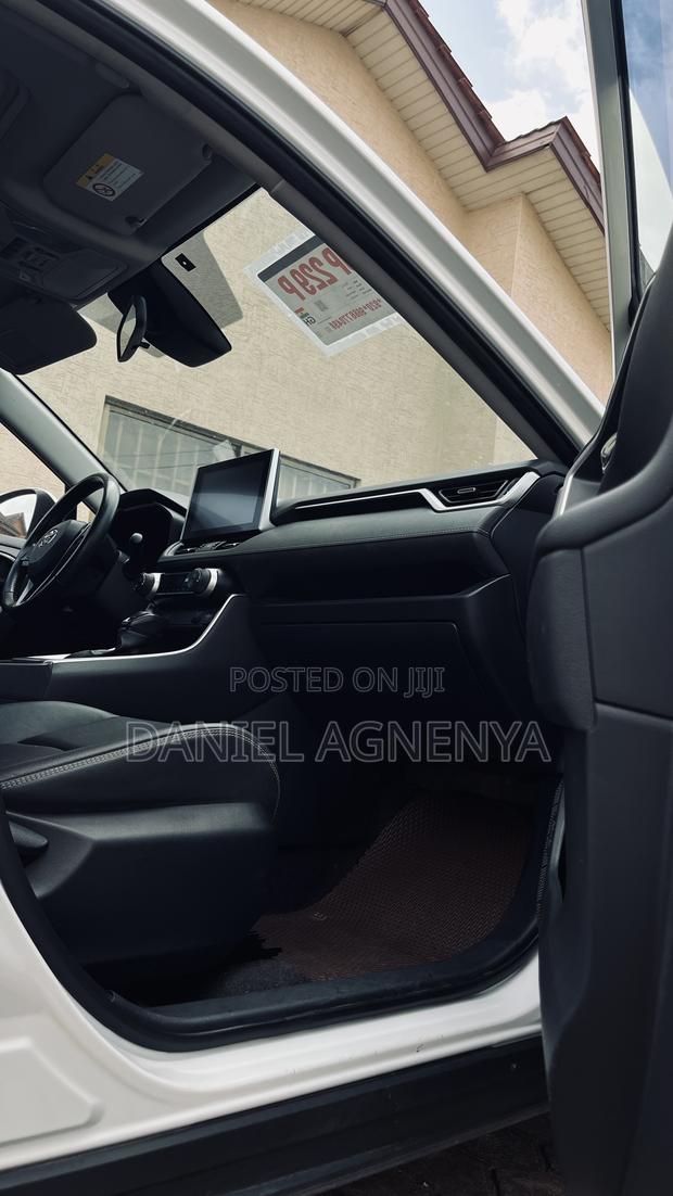 Toyota RAV4 XLE FWD 2023 White