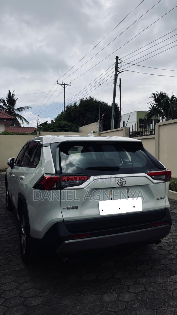 Toyota RAV4 XLE FWD 2023 White