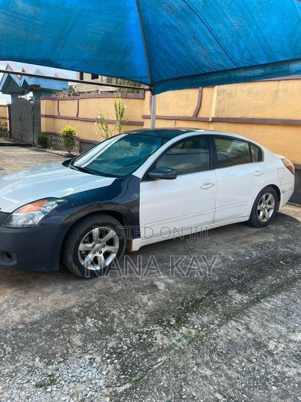 Nissan Altima 2010 White