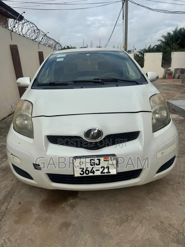 Toyota Vitz 2010 White