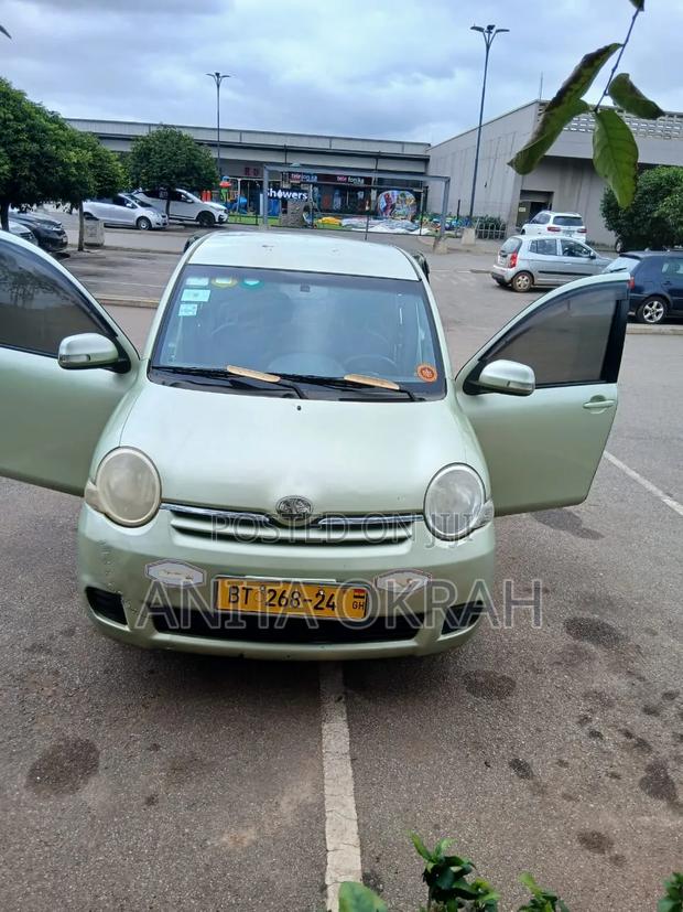 Toyota Sienta 2010 Green