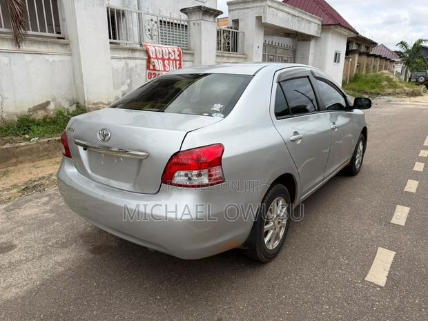 Toyota Belta 2010 Silver