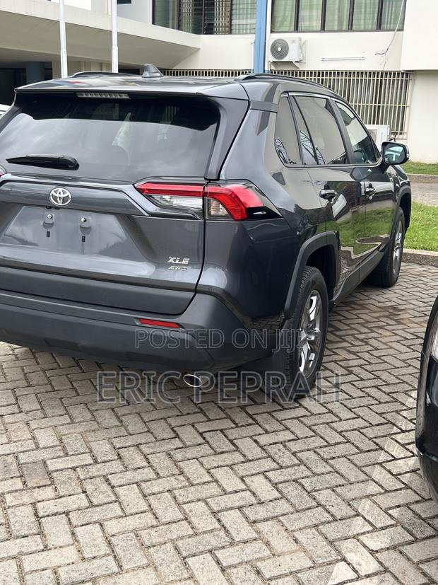 Toyota RAV4 XLE 2025 Gray