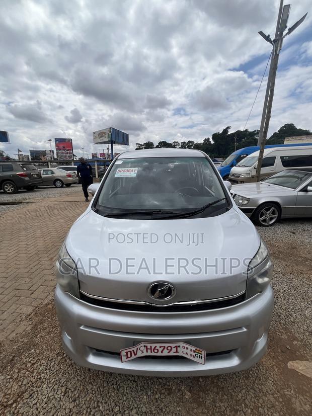 Toyota Voxy 2012 Silver
