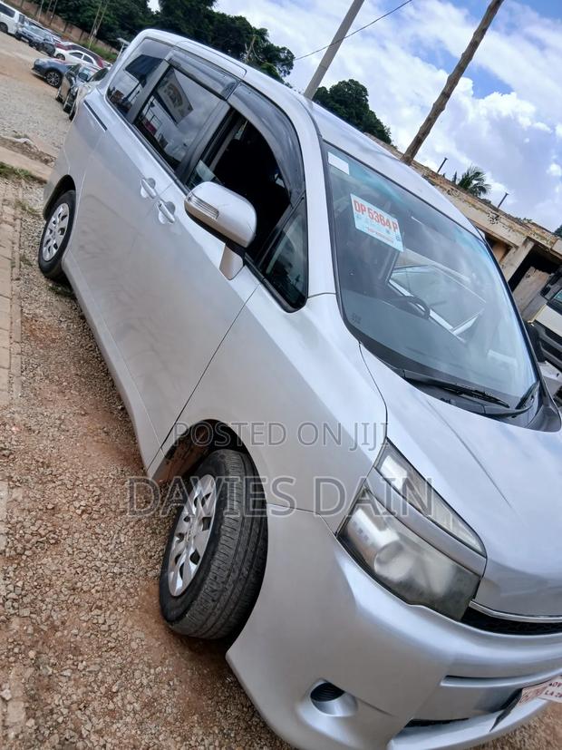 Toyota Voxy 2012 Silver