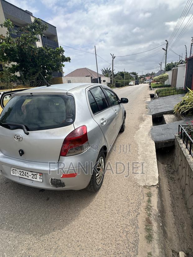 Toyota Vitz 2010 Silver