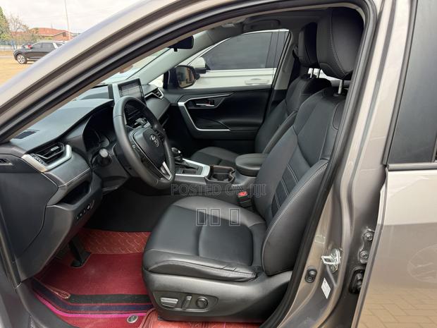 Toyota RAV4 XLE 2021 Silver