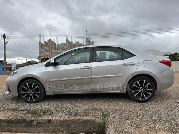 Toyota Corolla SE (1.8L 4cyl 6M) 2018 Silver