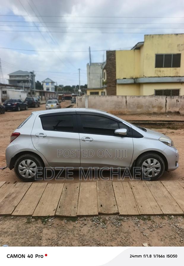 Toyota Vitz 2011 Silver