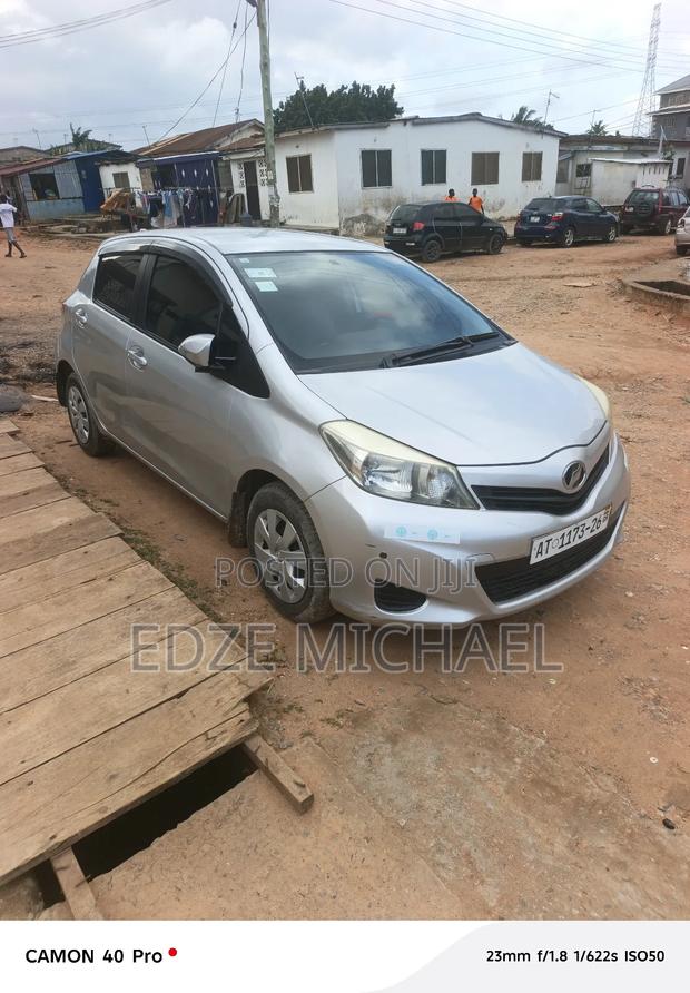 Toyota Vitz 2011 Silver