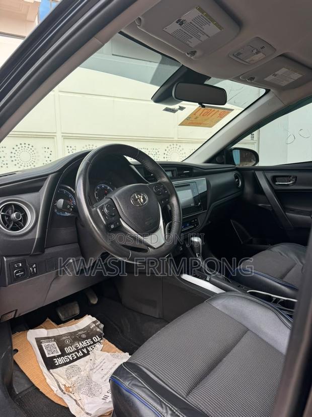 Toyota Corolla SE (1.8L 4cyl 6M) 2018 Black