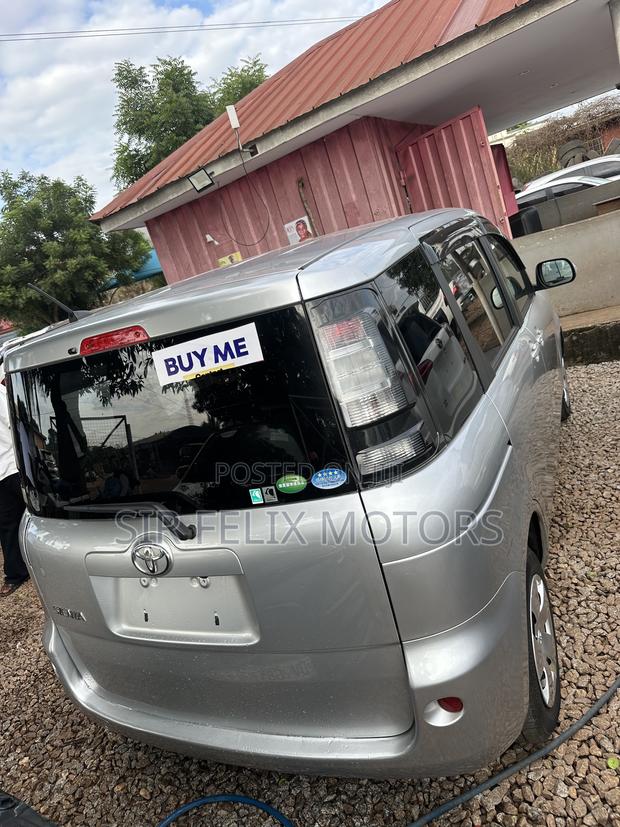 Toyota Sienta 2012 Silver