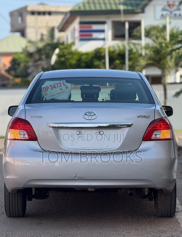 Toyota Yaris Base Sedan 4dr 2010 Silver