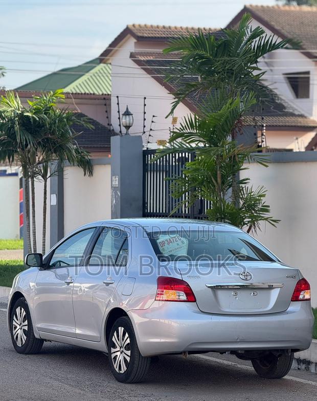 Toyota Yaris Base Sedan 4dr 2010 Silver