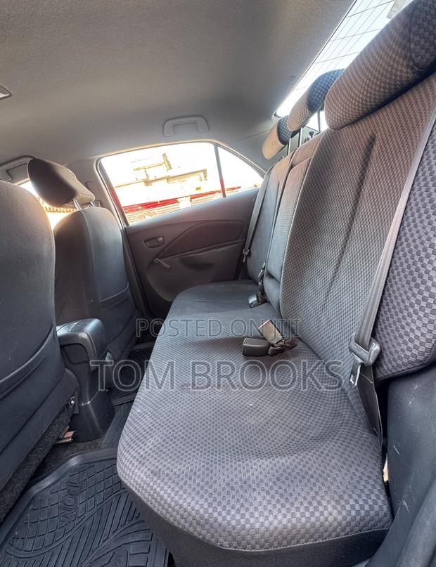 Toyota Yaris Base Sedan 4dr 2010 Silver