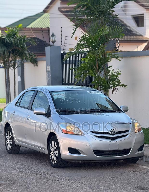 Toyota Yaris Base Sedan 4dr 2010 Silver