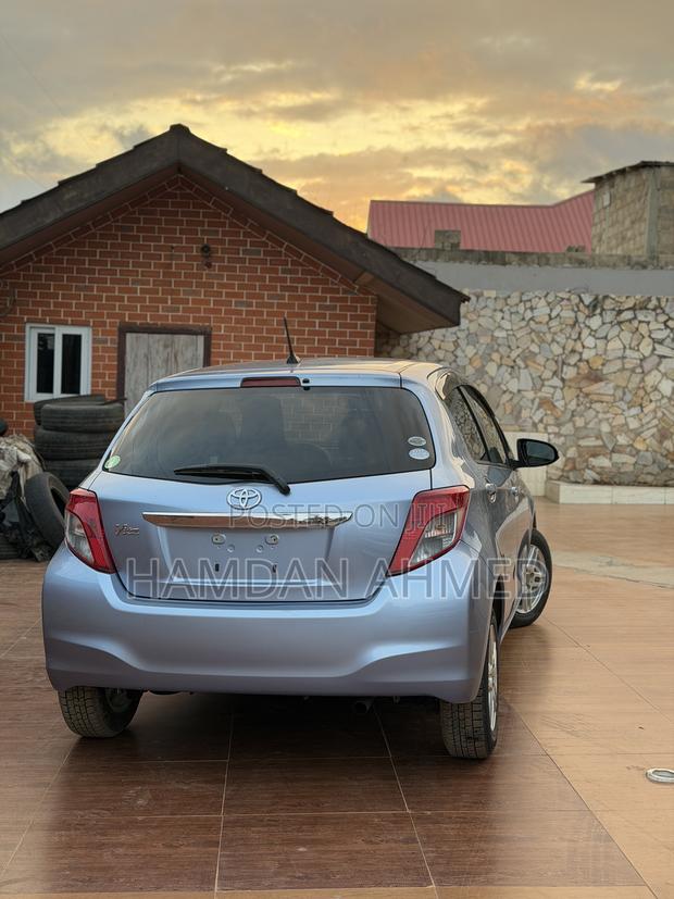 Toyota Vitz 1.3 FWD 5dr 2012 Blue