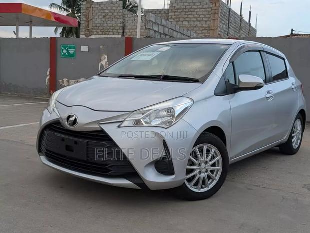 Toyota Vitz 2018 Silver