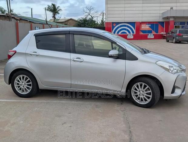 Toyota Vitz 2018 Silver