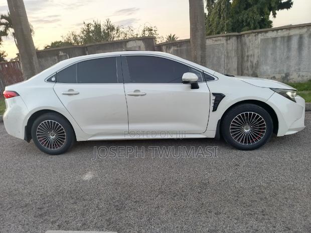 Toyota Corolla Hybrid 2023 White