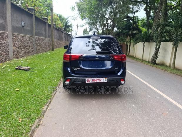 Mitsubishi Outlander 2020 Blue