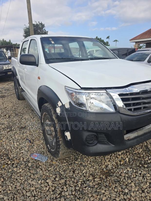 Toyota Hilux 2012 White