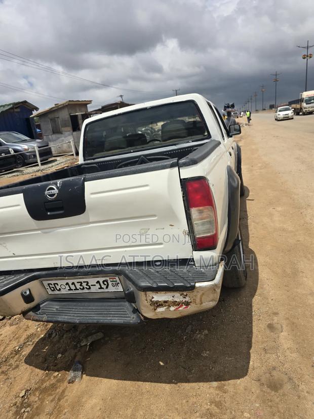 Nissan Hardbody 2014 White
