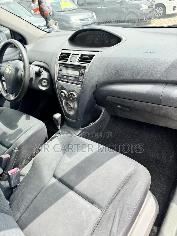 Toyota Yaris Base Sedan 4dr 2010 Brown