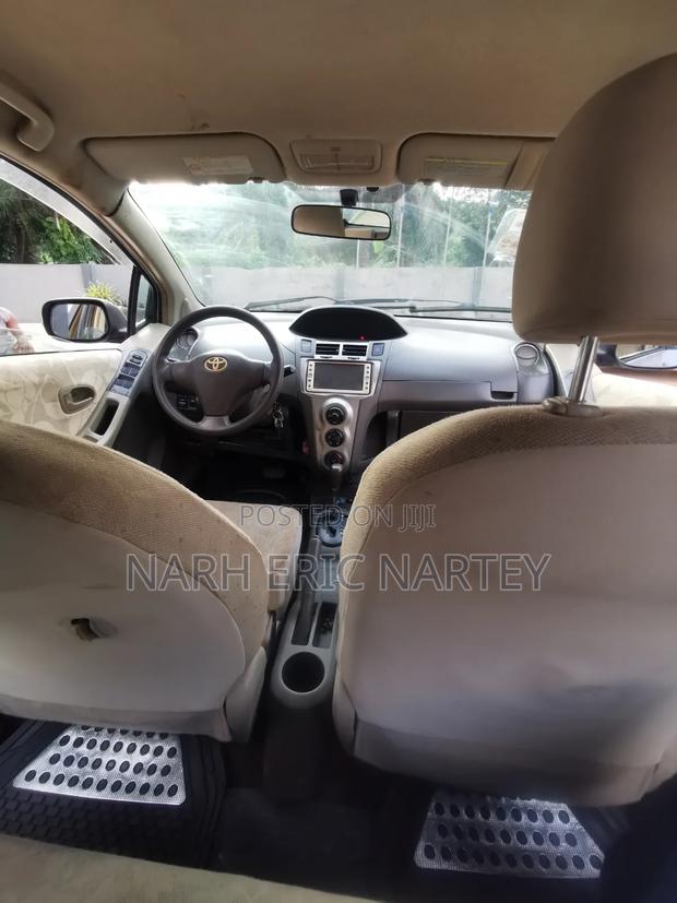 Toyota Vitz 2010 Silver