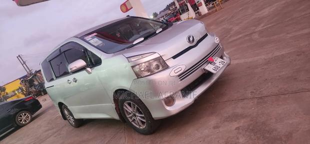 Toyota Voxy V 2WD 8-Seater 2012 Silver