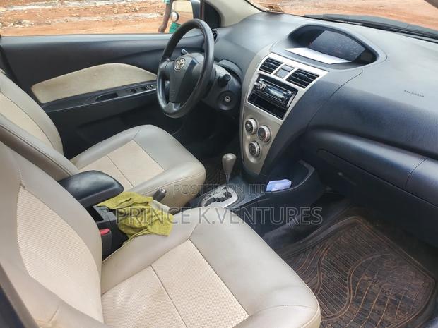 Toyota Yaris Base Hatchback 5dr 2010 White