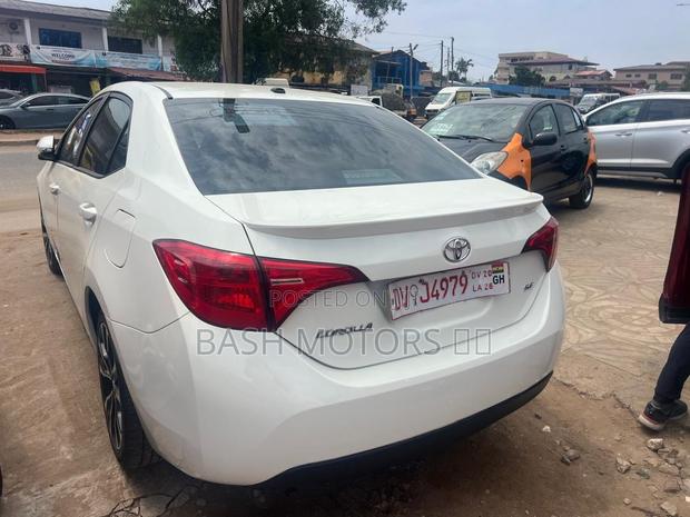 Toyota Corolla SE (1.8L 4cyl 2A) 2019 White