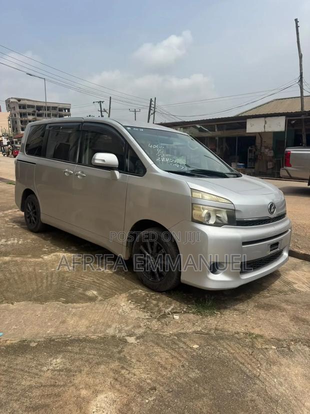 Toyota Voxy V 4WD 8-Seater 2012 Silver