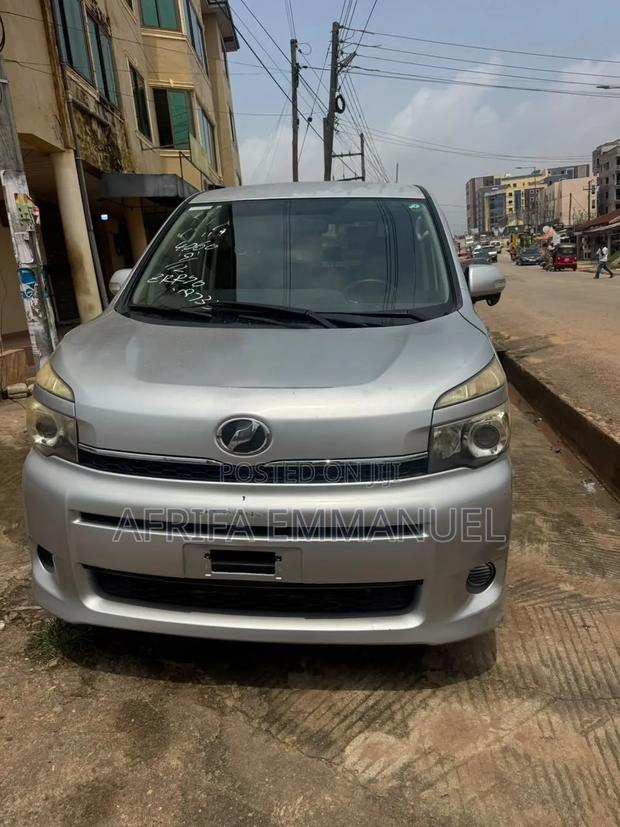 Toyota Voxy V 4WD 8-Seater 2012 Silver