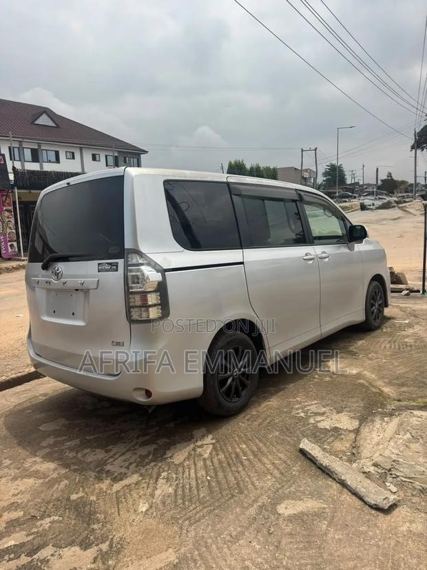 Toyota Voxy V 4WD 8-Seater 2012 Silver