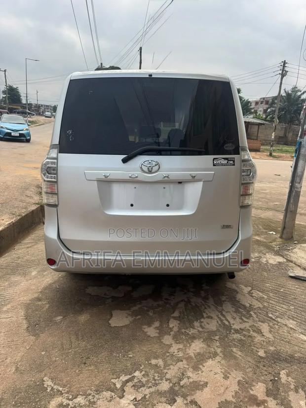 Toyota Voxy V 4WD 8-Seater 2012 Silver