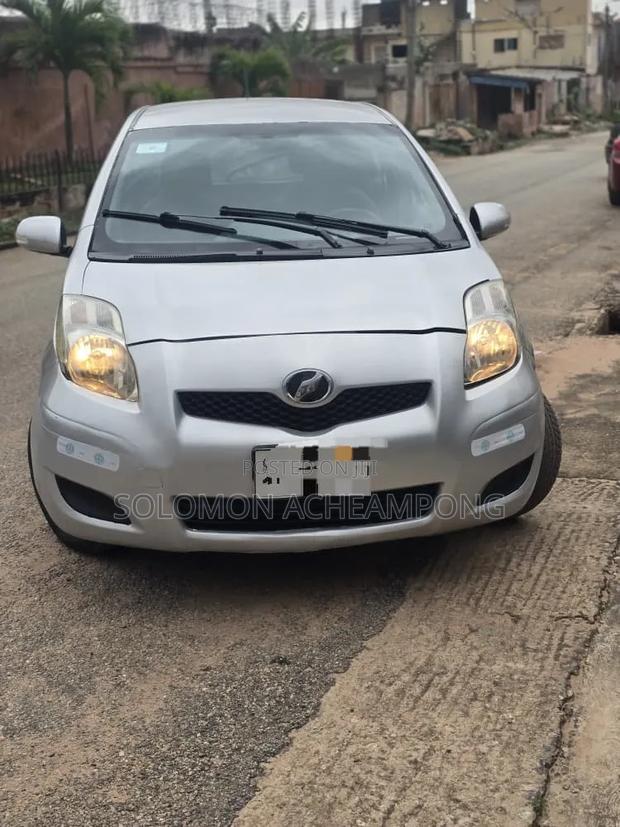 Toyota Vitz 1.0 FWD 5dr 2010 Gray