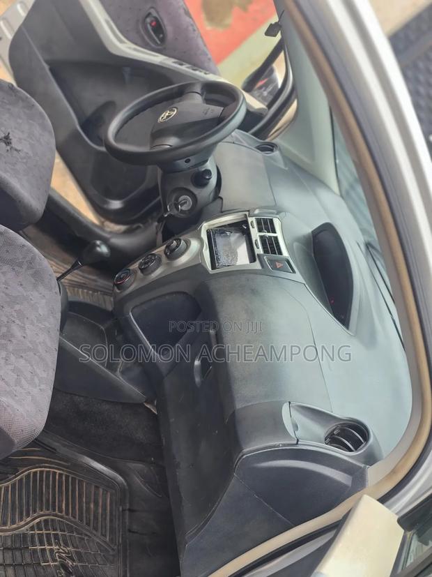 Toyota Vitz 1.0 FWD 5dr 2010 Gray